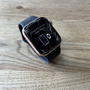 Apple Watch SE 44mm GPS Aluminum Gold (1 foto / 2)