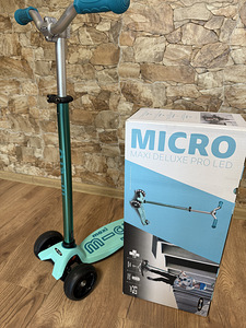 Самокат Micro Maxi Deluxe LED PRO ярко-синий 5-12 лет (1 фото из 5)