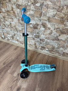 Самокат Micro Maxi Deluxe LED PRO ярко-синий 5-12 лет (5 фото из 5)