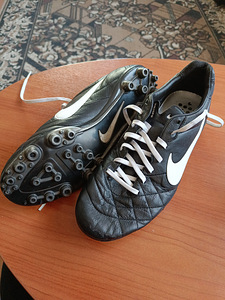 42/ Jalgpalli putsad 42 NikeId Tiempo klambrid (2 foto / 3)