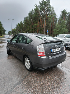 Toyota Prius 20 Hybrid 2007 (4 foto / 11)