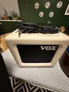Комплект: гитара Fender Malibu с чехлом и комбоусилителем (3 фото из 8)