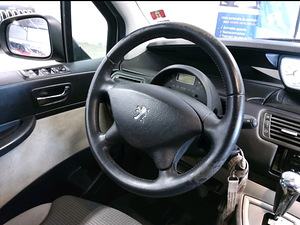 Peugeot 807 Premium pack 2.0 HDI 120kW 7 kohta (5 foto / 12)