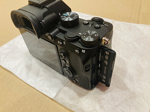 Kaamera Sony A7M3 Kit 28-70mm (Sony Alpha A7 III Kit 28- (3 foto / 10)