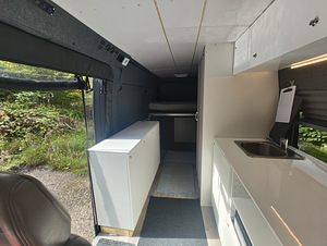 Elamiseks kohandatud kaubik Peugeot Boxer (4 foto / 9)