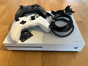 Xbox one S 1Tb + 2 пульта (1 фото из 3)