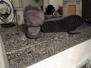 Ugg saapad uued, seemisnahast jänesekarvaga (3 foto / 5)