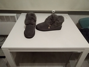 Ugg saapad uued, seemisnahast jänesekarvaga (5 foto / 5)