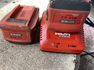 Hilti aku 2x5.2ah, laadija (2 foto / 3)