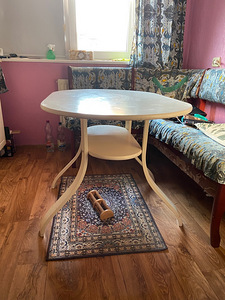 MÜÜAN KÖÖGI LAUA JA 3 taburetti (5 foto / 5)