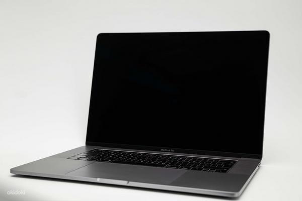 Macbook Pro 15 (2018) серый космос (фото #3)