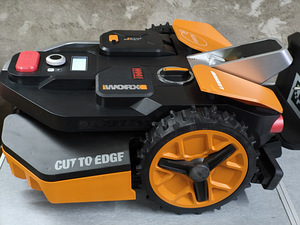 НОВИНКА!!! 0 часов! Робот-газонокосилка Worx Vision WR206E 600м2 (2 фото из 9)