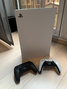 PlayStation 5 Digital Edition + 2 геймпада (2 фото из 4)