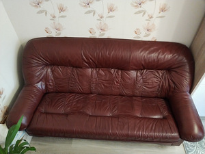 3-kohaline nahkdiivan ja 2-kohaline kirsinahast diivan. (1 foto / 6)
