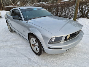 Ford Mustang GT V8 (3 foto / 4)