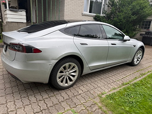 2017 Tesla Model S75D (6 foto / 11)