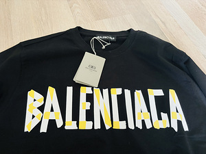BALENCIAGA (3 foto / 3)