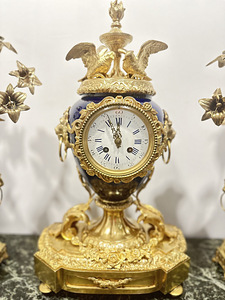 Часы в стиле Людовика XVI из фарфора и бронзы XIX век (2 фото из 7)