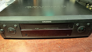 VHS HiFi videomagnetofon (1 foto / 2)