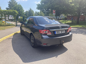 Toyota Corolla (3 фото из 7)