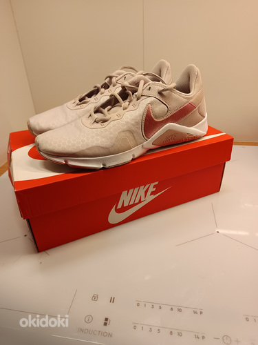 NIKE LEGEND ESSENTIAL 2, 40.5 (9)