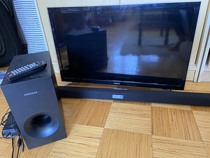 Samsung телевизор, звуковая панель и сабвуфер