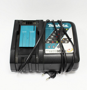 Makita DC18RC (2 foto / 2)