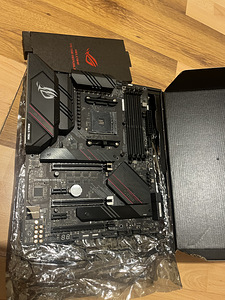 Материнская плата ASUS ROG STRIX B550-E GAMING AM4 (4 фото из 4)