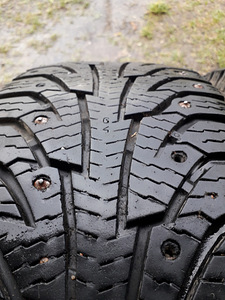 Зимние шины 205/75/R16C Nokian C (6 фото из 8)
