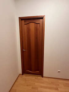 Цельнодеревянная межкомнатная дверь (2 фото из 3)