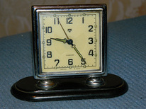 Советские механические часы-будильник