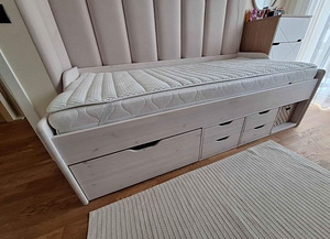 Кровать из массива дерева (1 фото из 2)