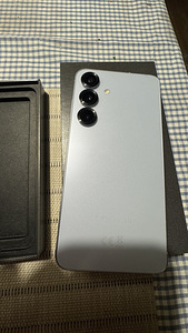 Samsung Galaxy S25 256GB (valge) – väga heas korras (2 foto / 5)