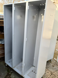 Металлический шкаф для подсобных помещений