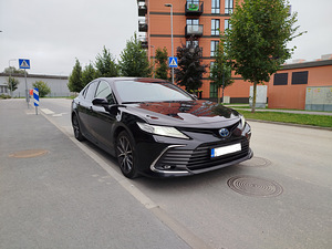 Toyota Camry 2022 Hybrid (2 foto / 15)