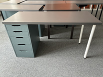 IKEA Письменный стол 140х60 LAGKAPTEN с серой столешницей