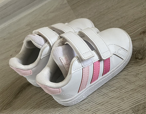 Кроссовки Adidas (1 фото из 3)