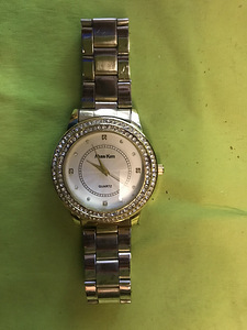 Красивые женские часы Alias Kim на ходу (2 фото из 2)