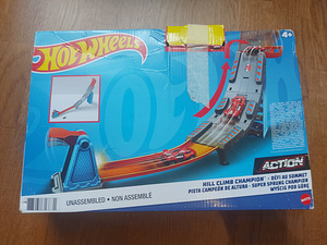 Autorada Hot Wheels + 5 autod kaasa (1 foto / 3)