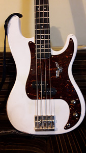 Aged/Relic P-bass (3 foto / 4)