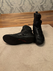 Продаются б/у черные кожаные ботинки DKNY р.42,0-42,5 (4 фото из 4)