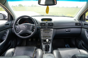 Toyota Avensis (2 foto / 3)