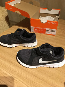 Кроссовки Nike (1 фото из 3)