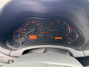 Toyota Avensis (8 foto / 8)