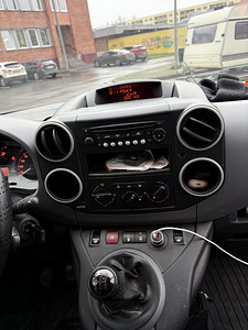 Peugeot Partner (6 фото из 8)