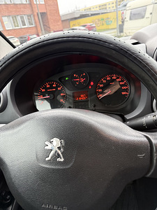 Peugeot Partner (7 фото из 8)
