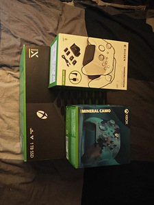 Xbox серии X, 2 консоли, аккумуляторы/батарейки, Game pass 2 (2 фото из 4)