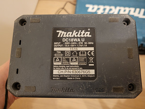 Makita DF347D (двигатель сгорел) + 2 аккумулятора + зарядное устройство (5 фото из 8)