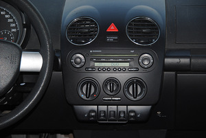 Volkswagen New Beetle Facelift 1.6 75kW (10 foto / 15)