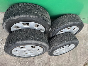 Шипованные шины Bridgestone Noranza 185/60 R15 с дисками Hyu (9 фото из 10)